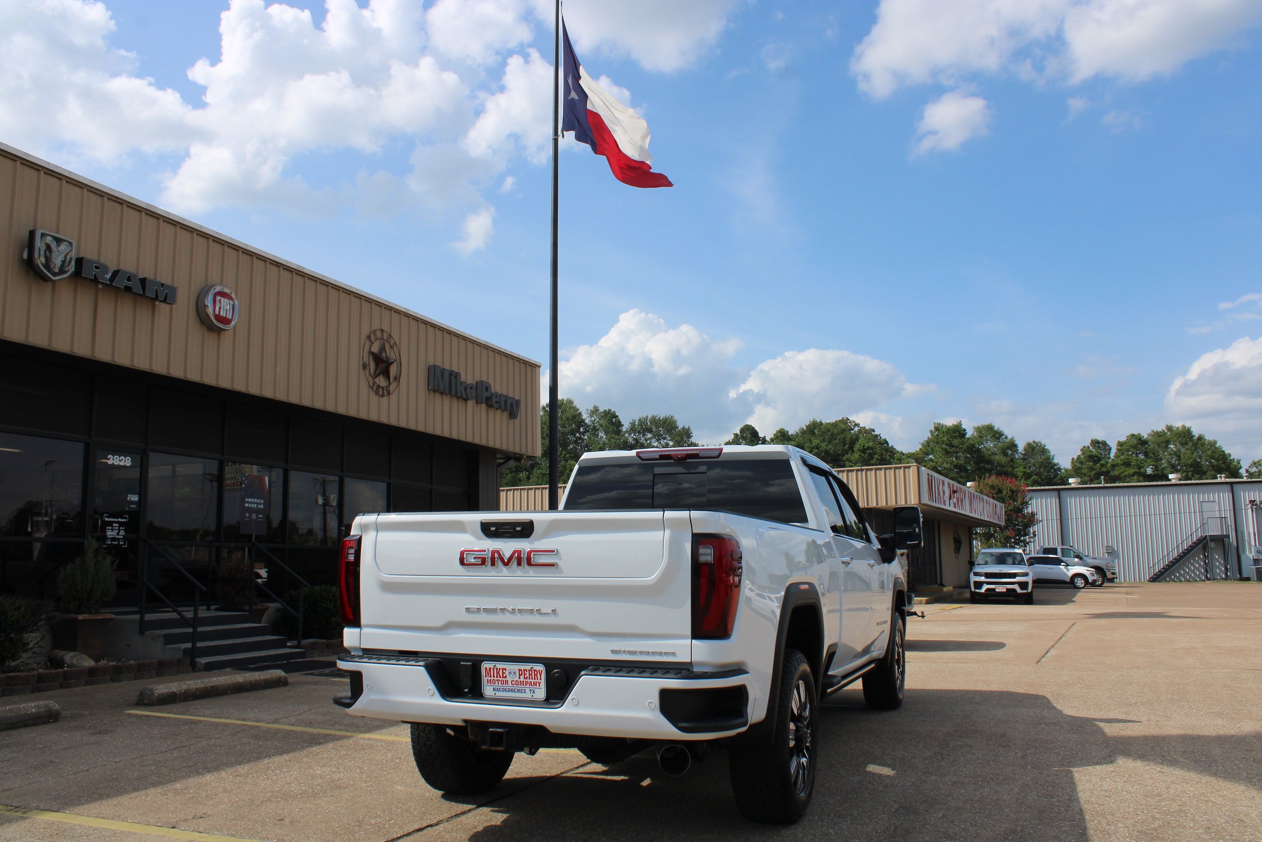 Used 2025 GMC Sierra 2500 Denali w/ Denali Reserve Package AWD/4WD image 7