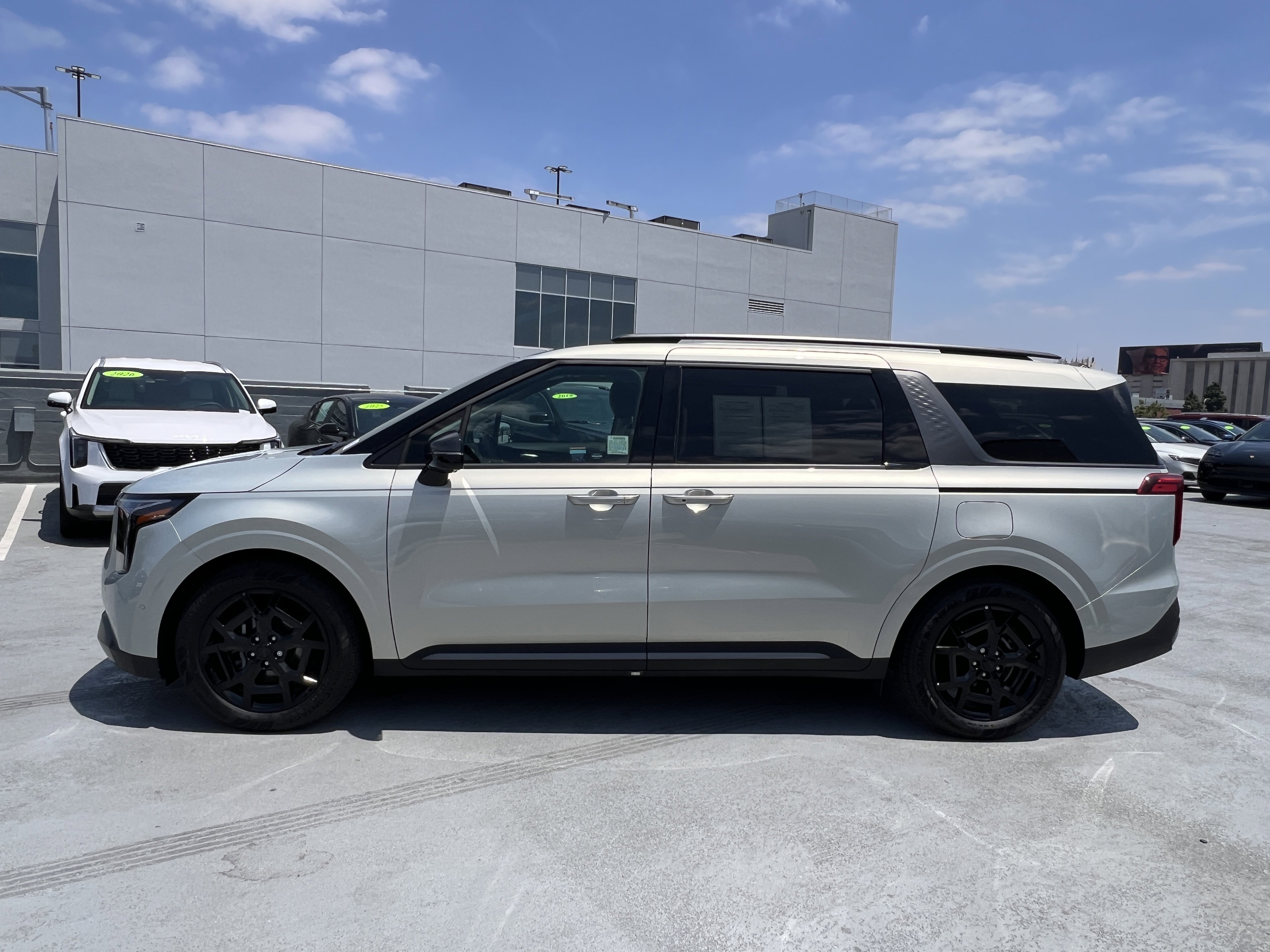 Certified 2026 Kia Carnival SX w/ SX Dark Edition Package FWD image 3
