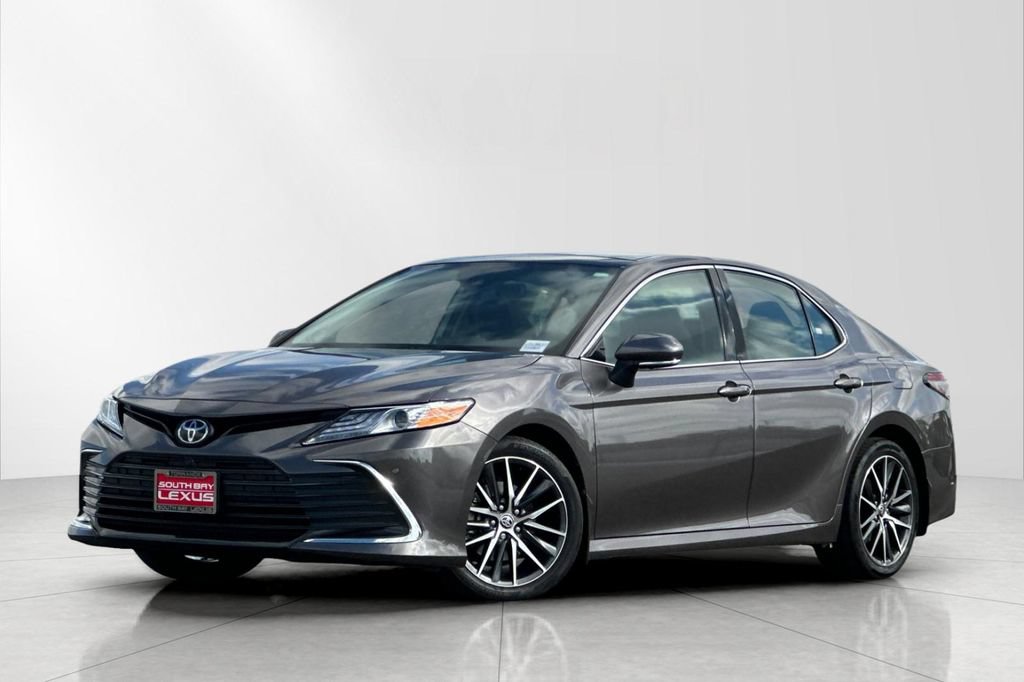 Used 2021 Toyota Camry XLE w/ Navigation Package FWD image 1