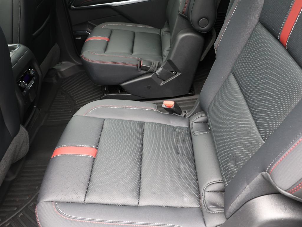 Used 2025 Chevrolet Traverse RS FWD image 22