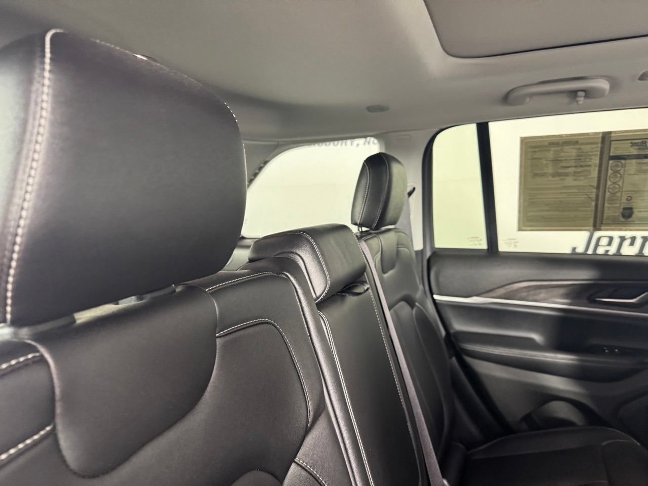 Used 2023 Jeep Grand Cherokee Limited w/ Black Appearance Package AWD/4WD image 32