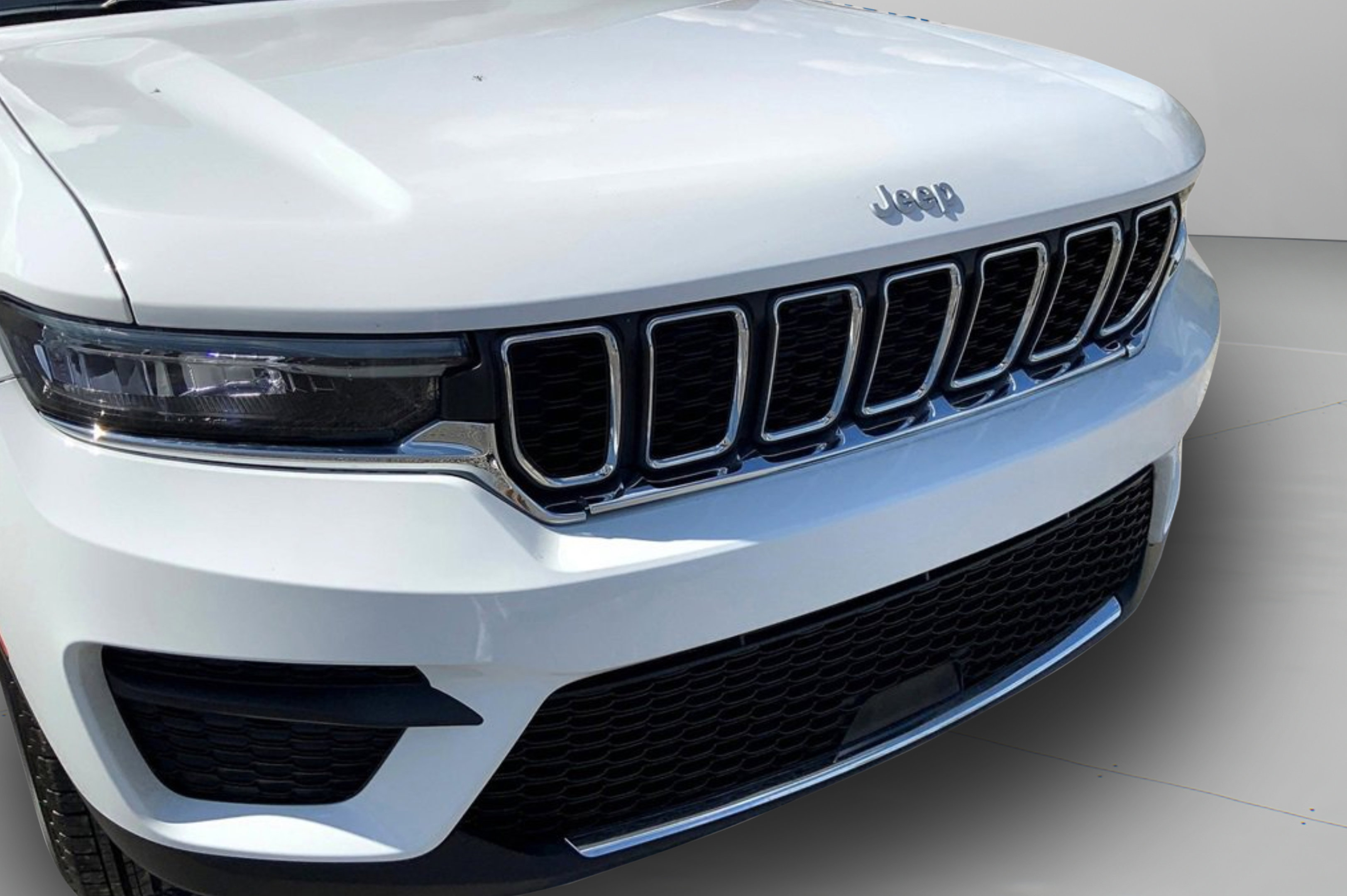 Used 2025 Jeep Grand Cherokee Laredo X image 31