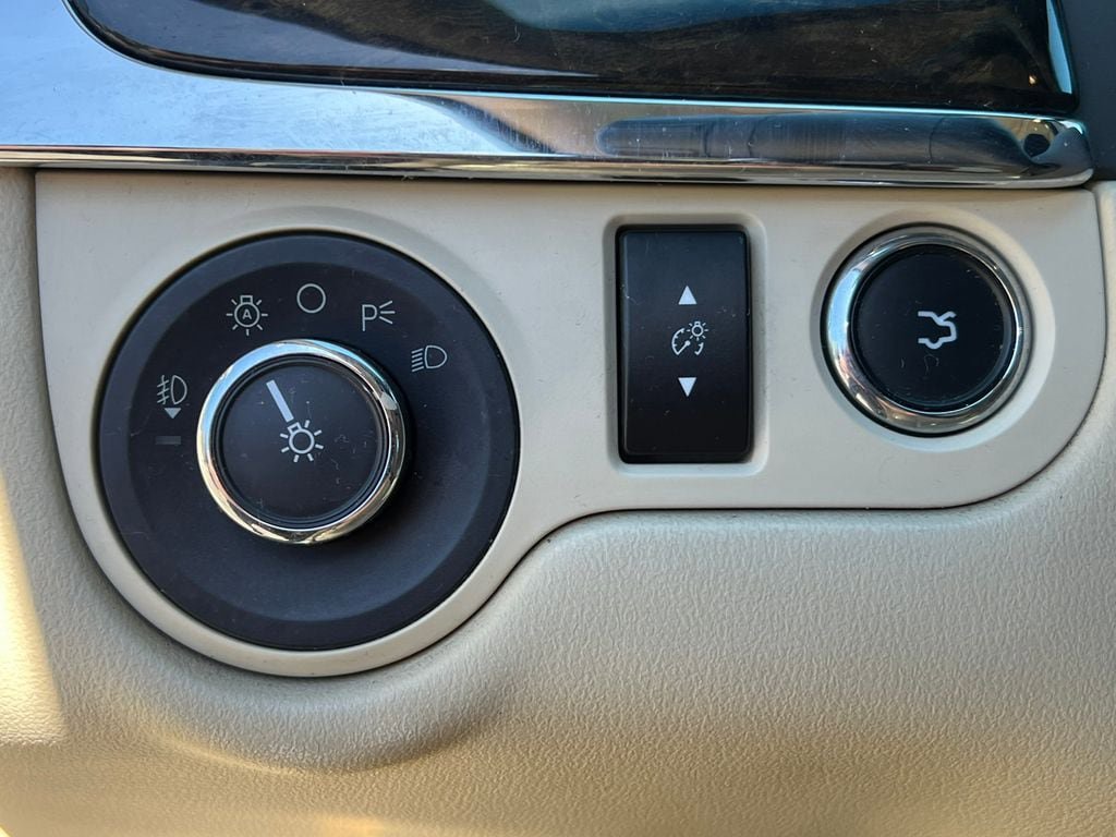 Used 2014 Lincoln MKS AWD image 17