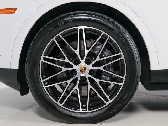 Used 2024 Porsche Cayenne AWD/4WD image 9