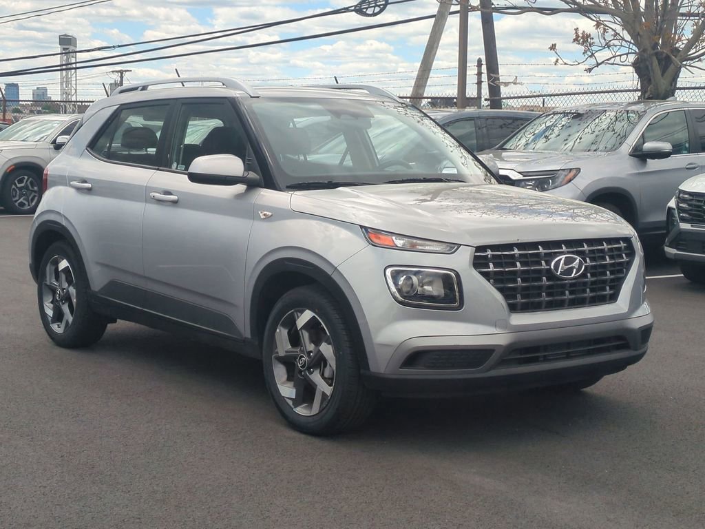 Used 2025 Hyundai Venue SEL FWD image 1