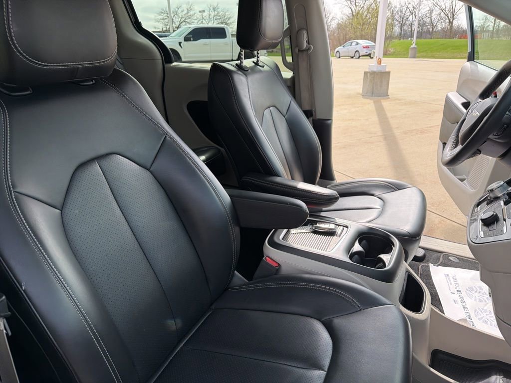 Used 2023 Chrysler Pacifica Touring-L image 24