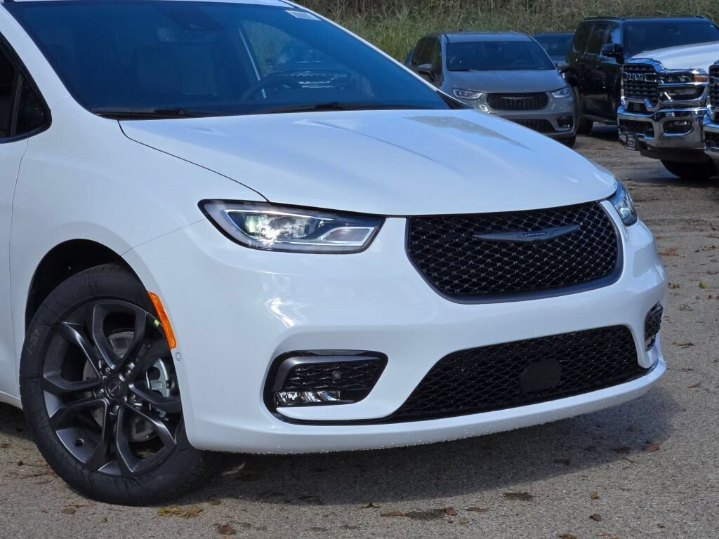 New 2026 Chrysler Pacifica Select FWD image 2