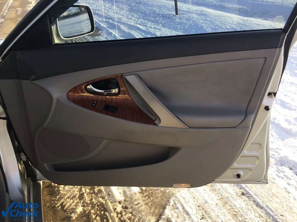 Used 2010 Toyota Camry XLE image 18