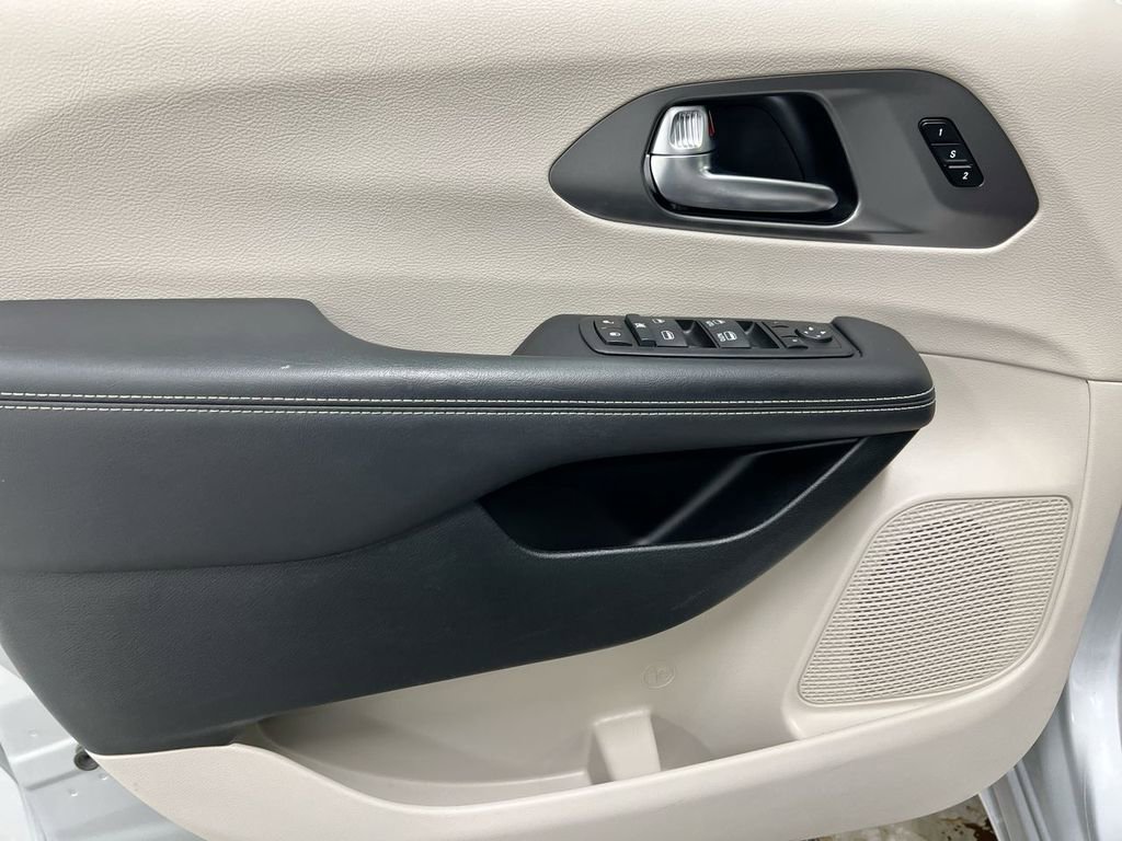 Used 2024 Chrysler Pacifica Touring-L image 20