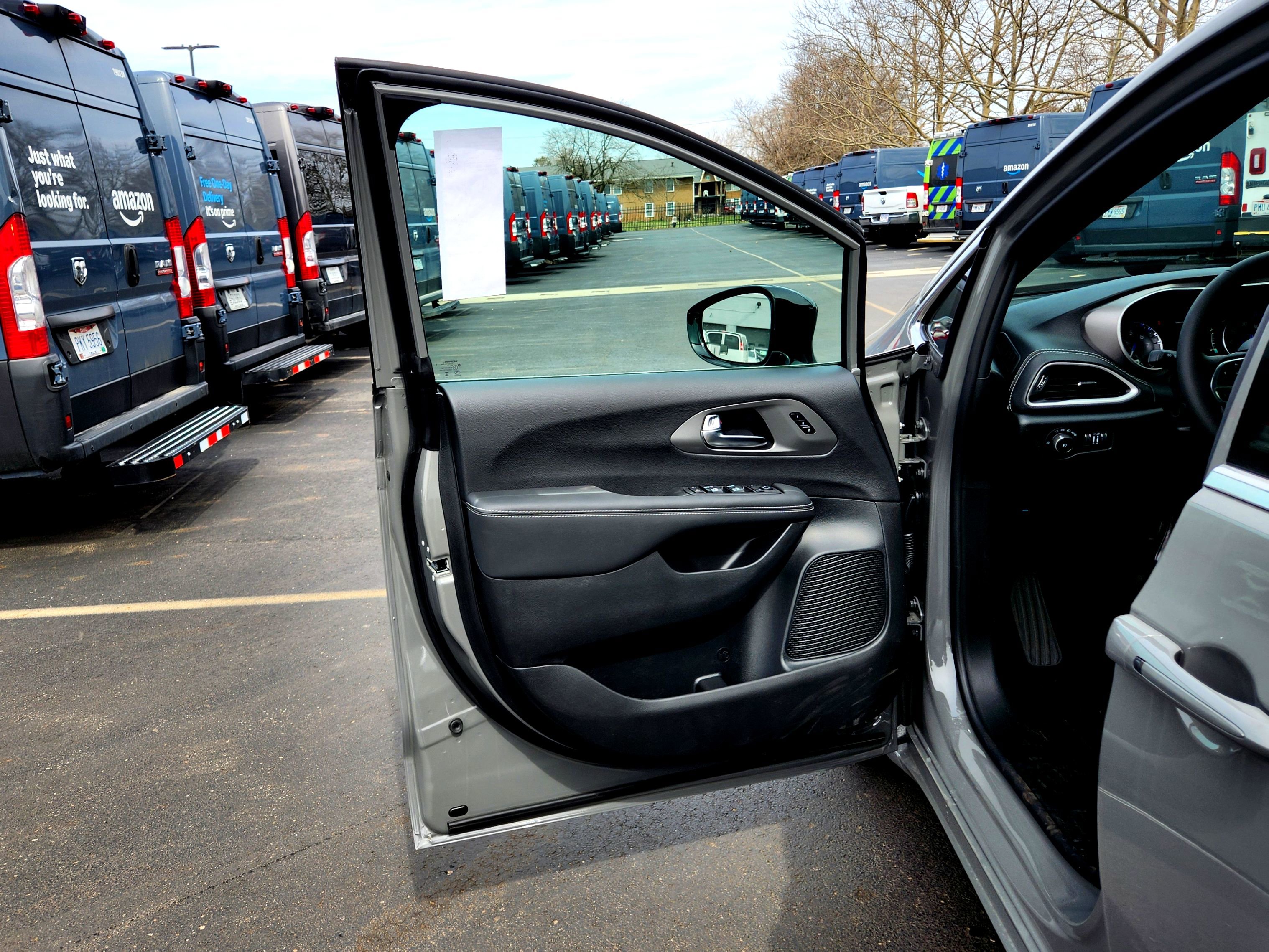 New 2025 Chrysler Pacifica Select image 13