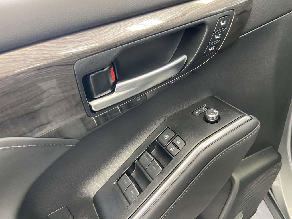 Used 2026 Toyota Highlander Limited image 19