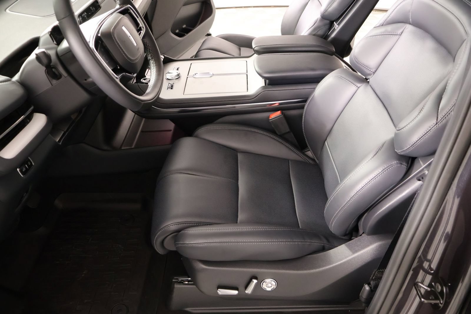 New 2025 Lincoln Navigator Reserve w/ Jet Appearance Package AWD/4WD image 12