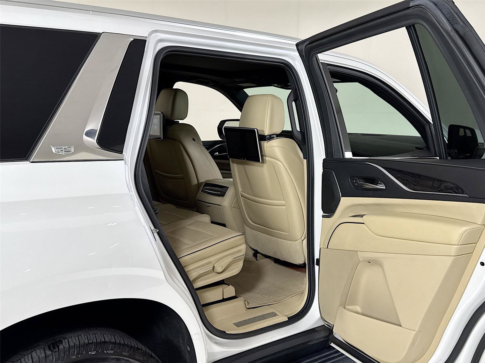 Used 2021 Cadillac Escalade Premium Luxury AWD/4WD image 33