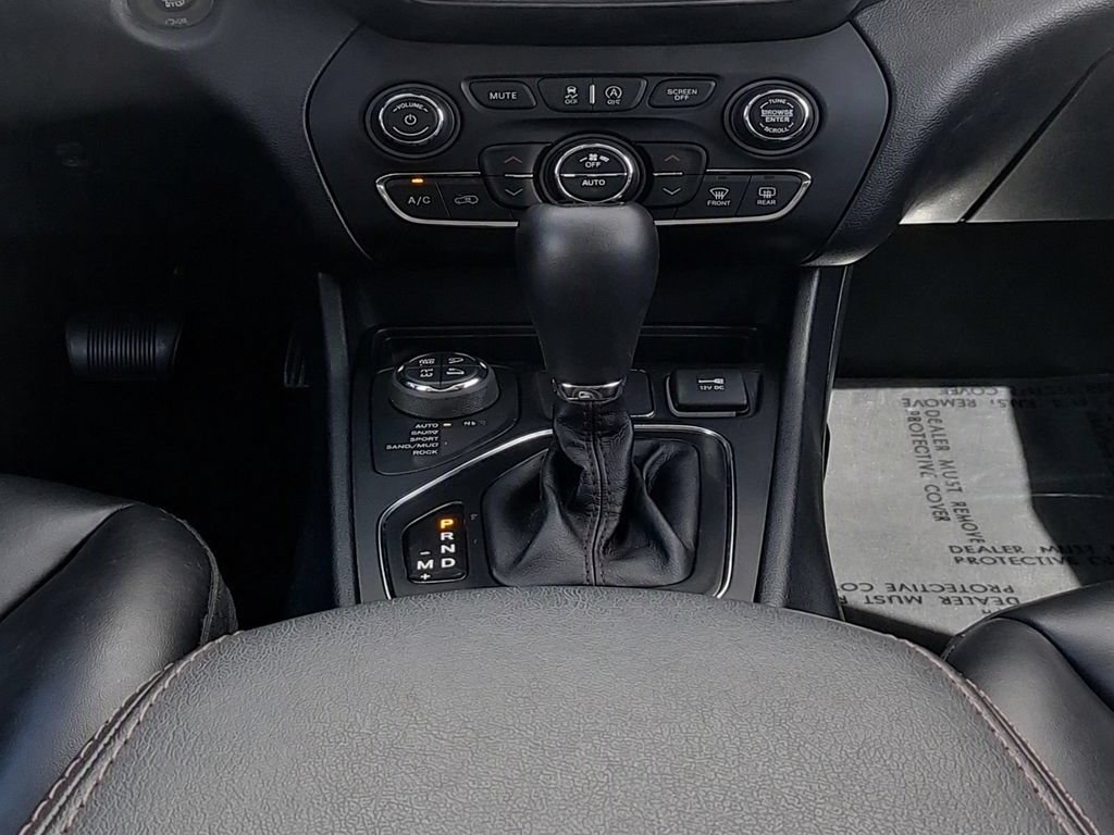 Used 2020 Jeep Cherokee Trailhawk AWD/4WD image 23