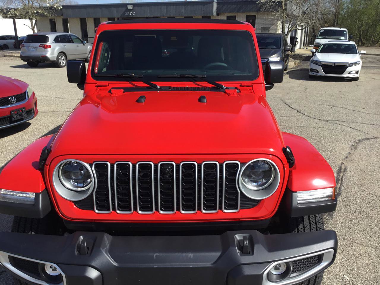 Used 2025 Jeep Wrangler Unlimited Sahara AWD/4WD image 3