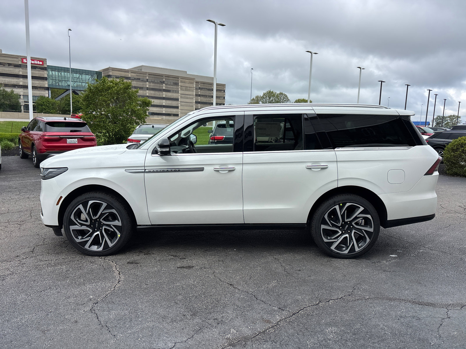 New 2026 Lincoln Navigator Reserve AWD/4WD image 4