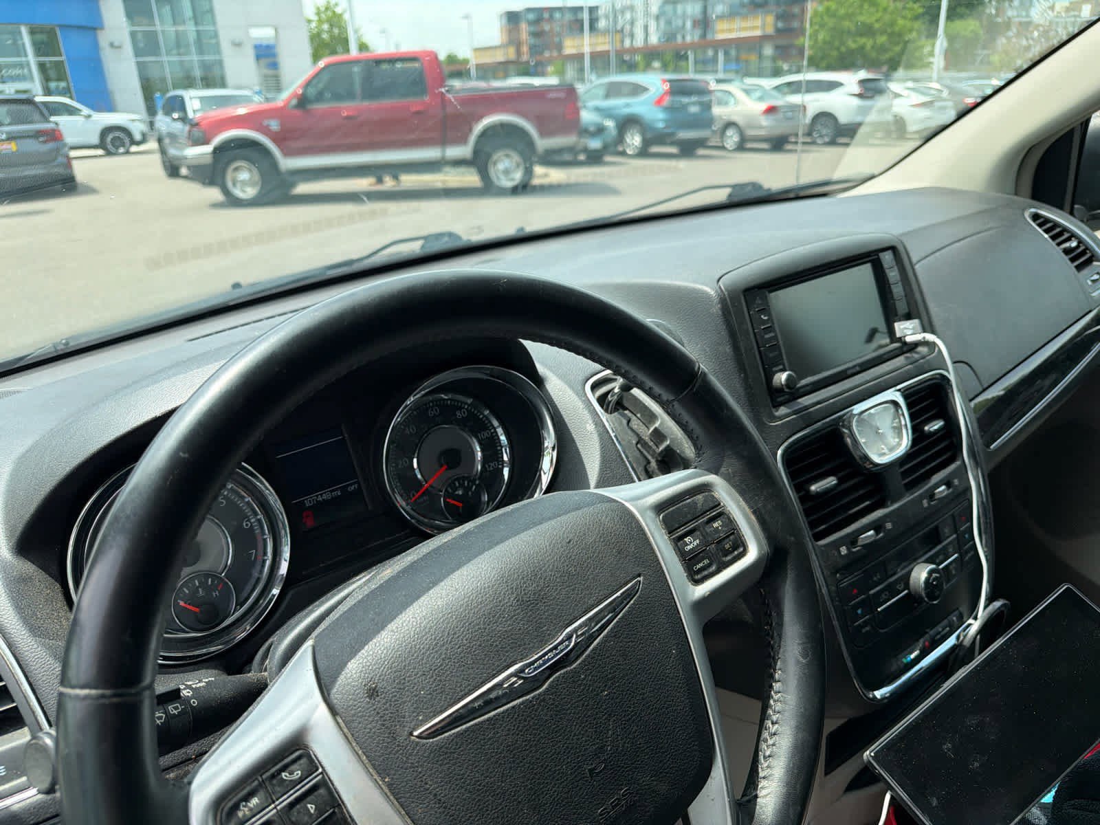 Used 2016 Chrysler Town & Country Touring FWD image 9