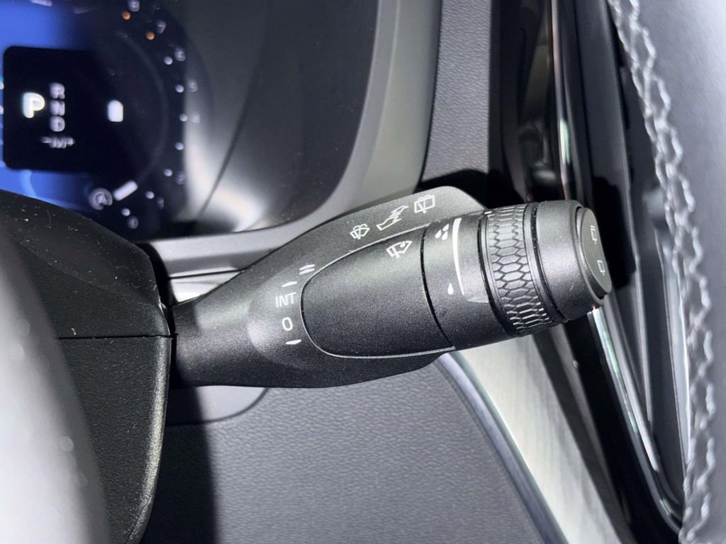 Used 2025 Volvo XC60 B5 Plus image 29