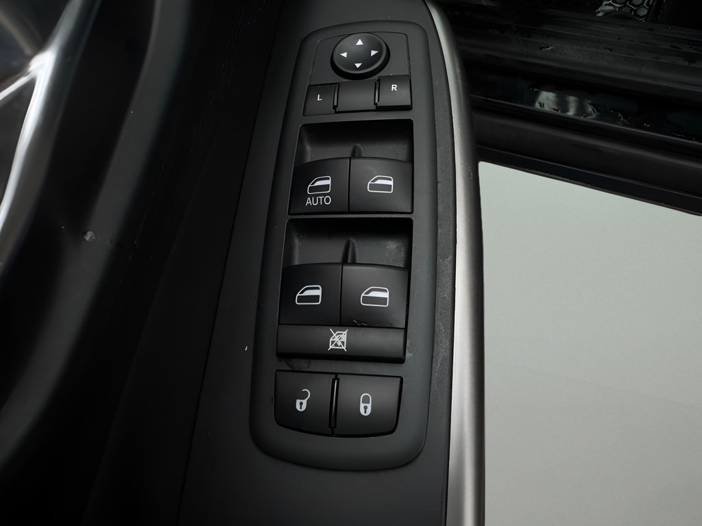 Used 2020 Jeep Cherokee Latitude w/ Cold Weather Group AWD/4WD image 16