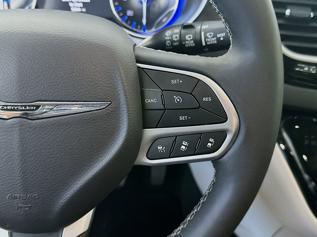 Used 2024 Chrysler Pacifica Touring-L FWD image 25