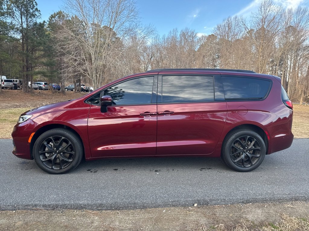 Used 2023 Chrysler Pacifica Touring-L w/ S Appearance Package image 11