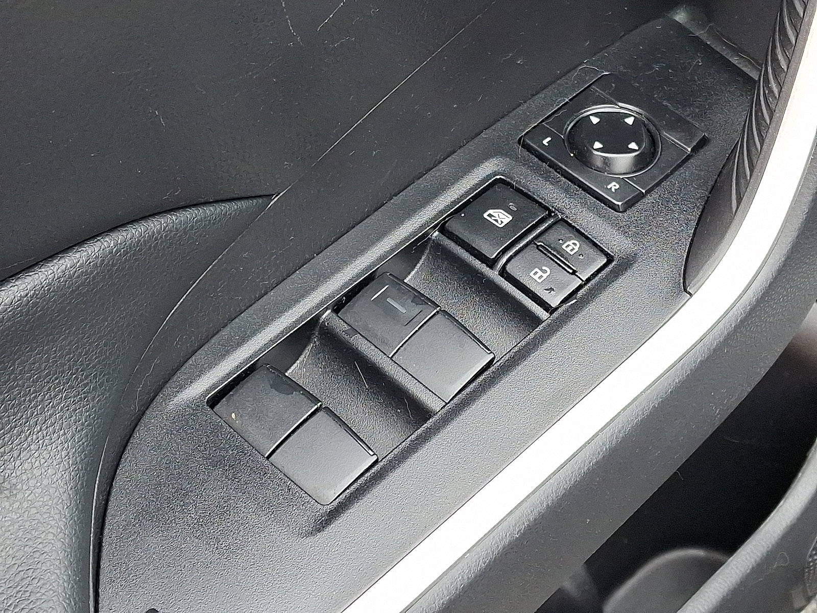 Used 2022 Toyota RAV4 LE image 14