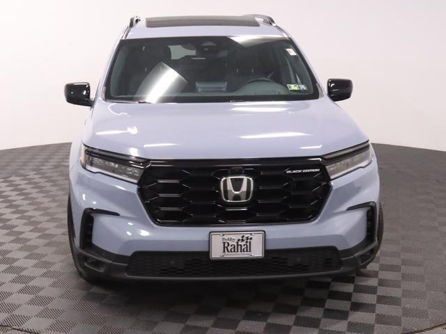 Certified 2025 Honda Pilot Black Edition image 3