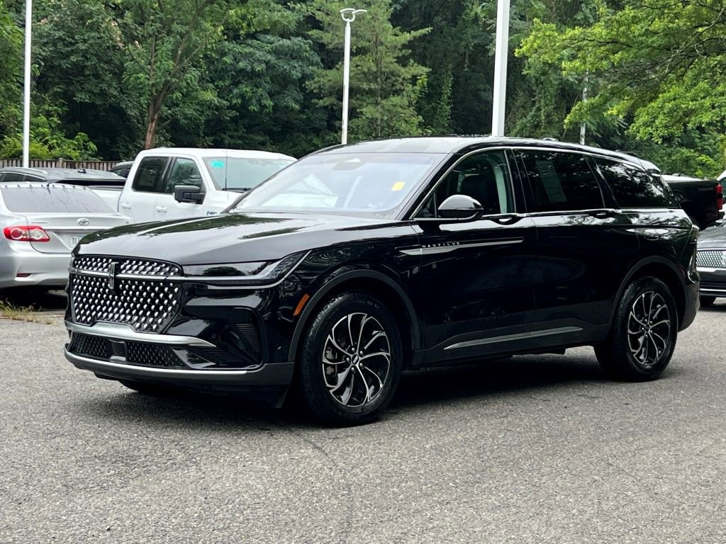 Used 2024 Lincoln Nautilus Premier AWD/4WD image 3