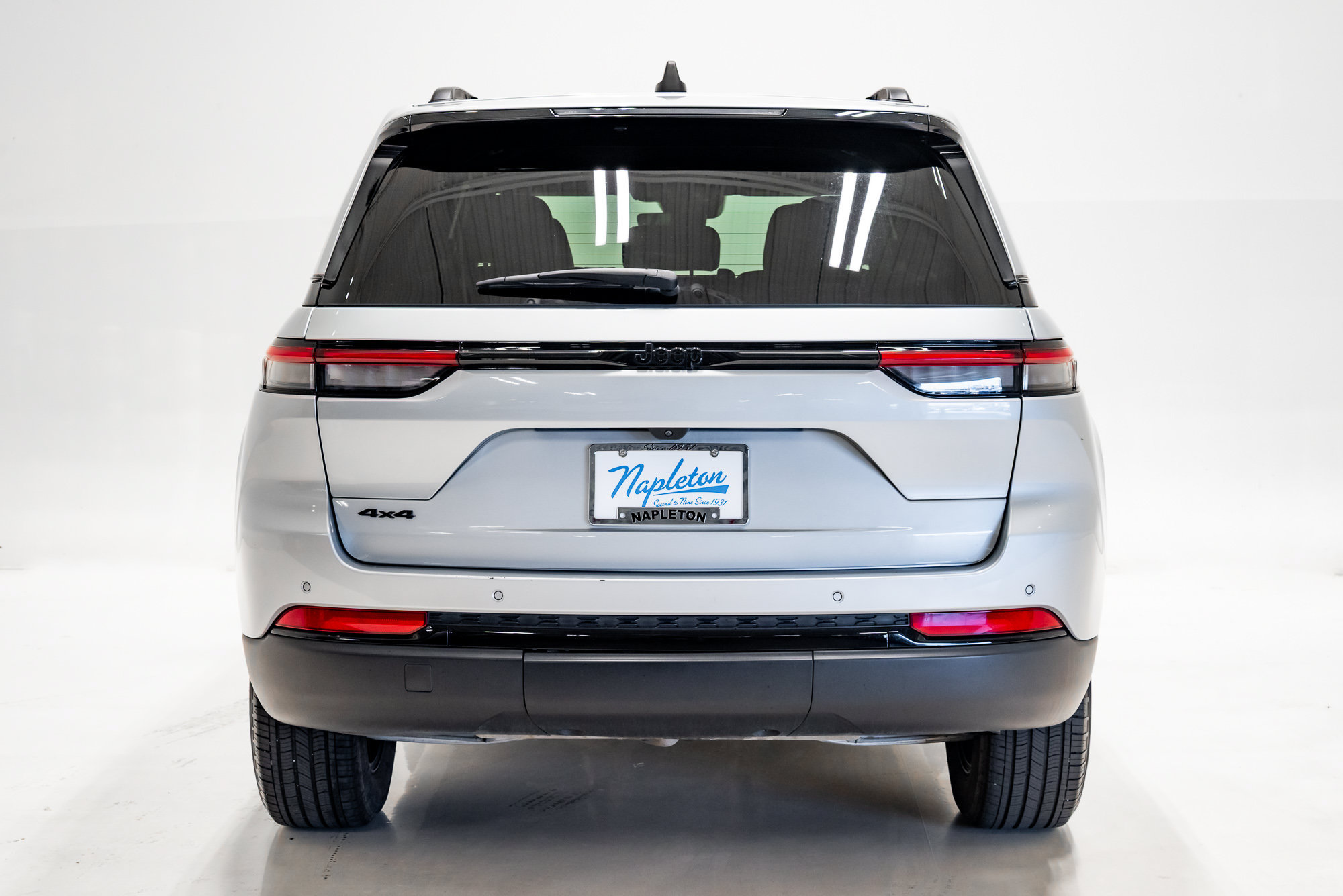 Used 2025 Jeep Grand Cherokee Altitude AWD/4WD image 33