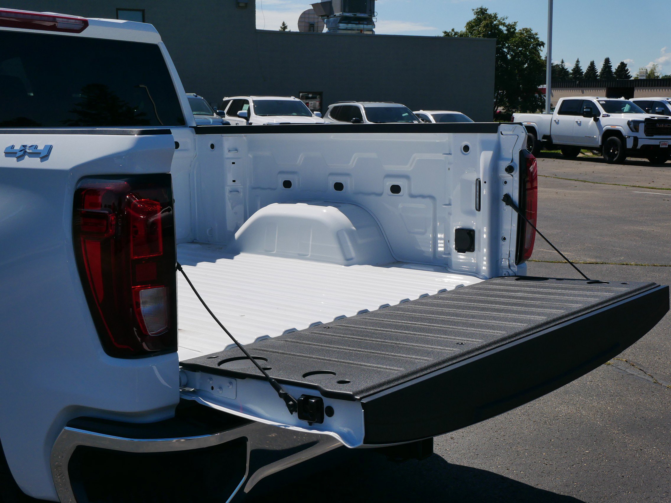 New 2026 GMC Sierra 1500 SLE image 5