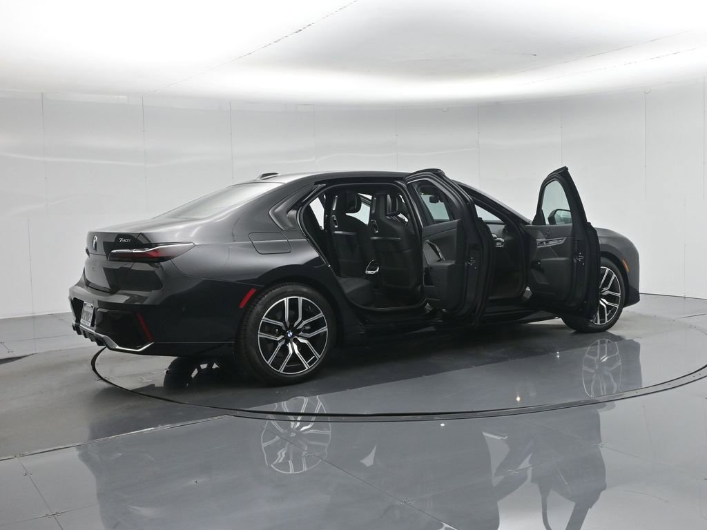 Used 2025 BMW 740i image 5