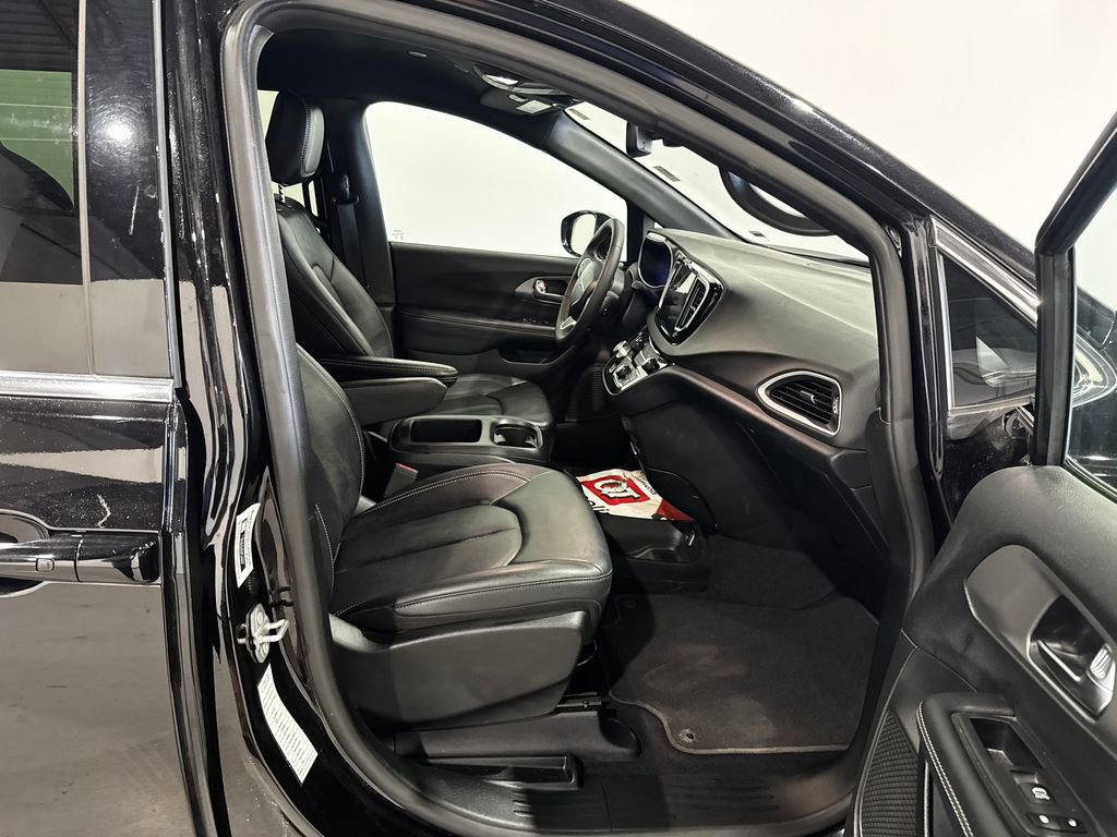 Used 2025 Chrysler Pacifica Select FWD image 22