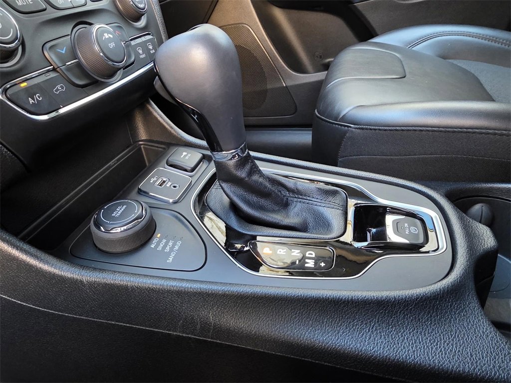 Used 2021 Jeep Cherokee Latitude Plus image 24