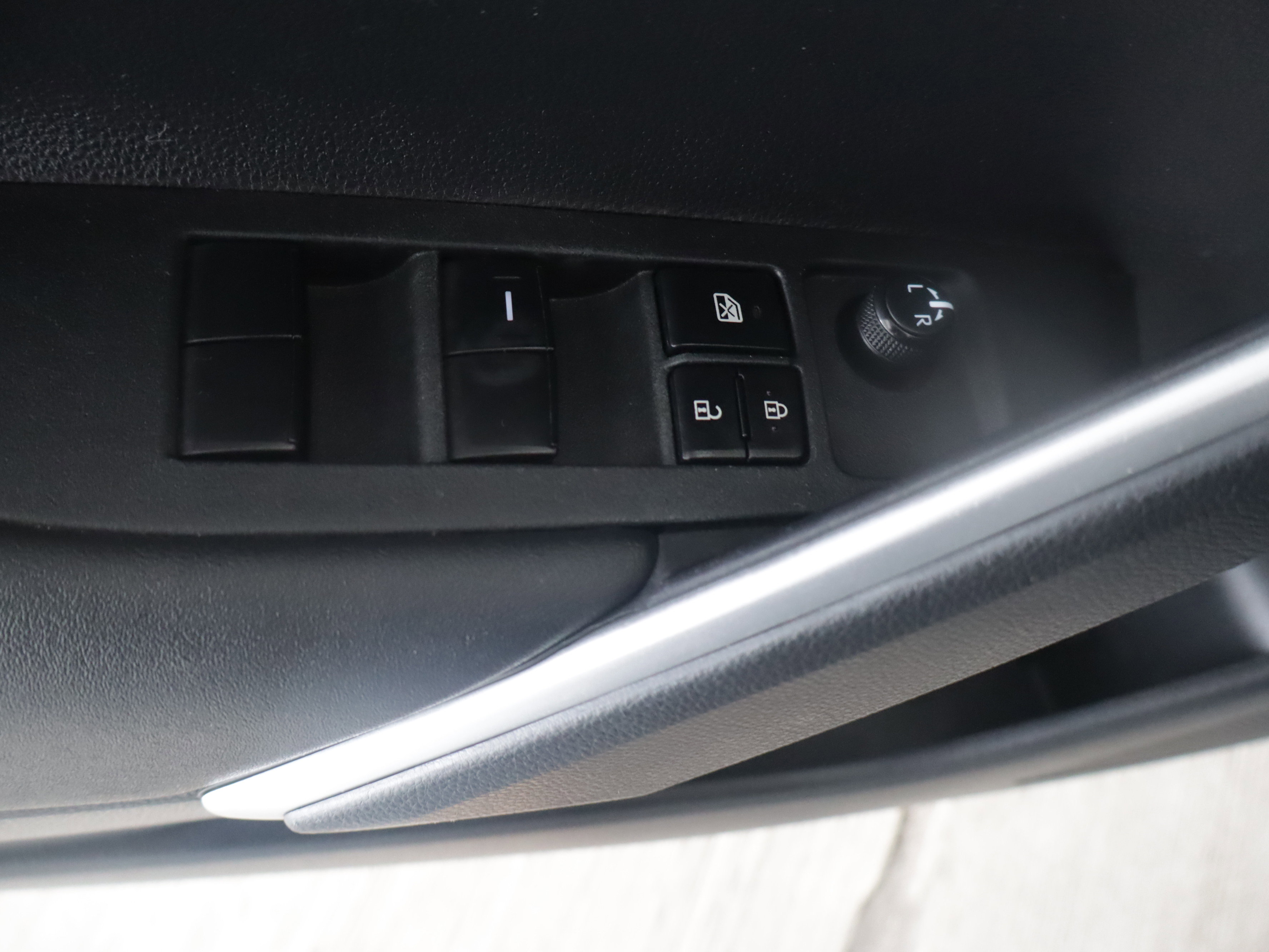 Used 2023 Toyota Corolla Cross LE image 11