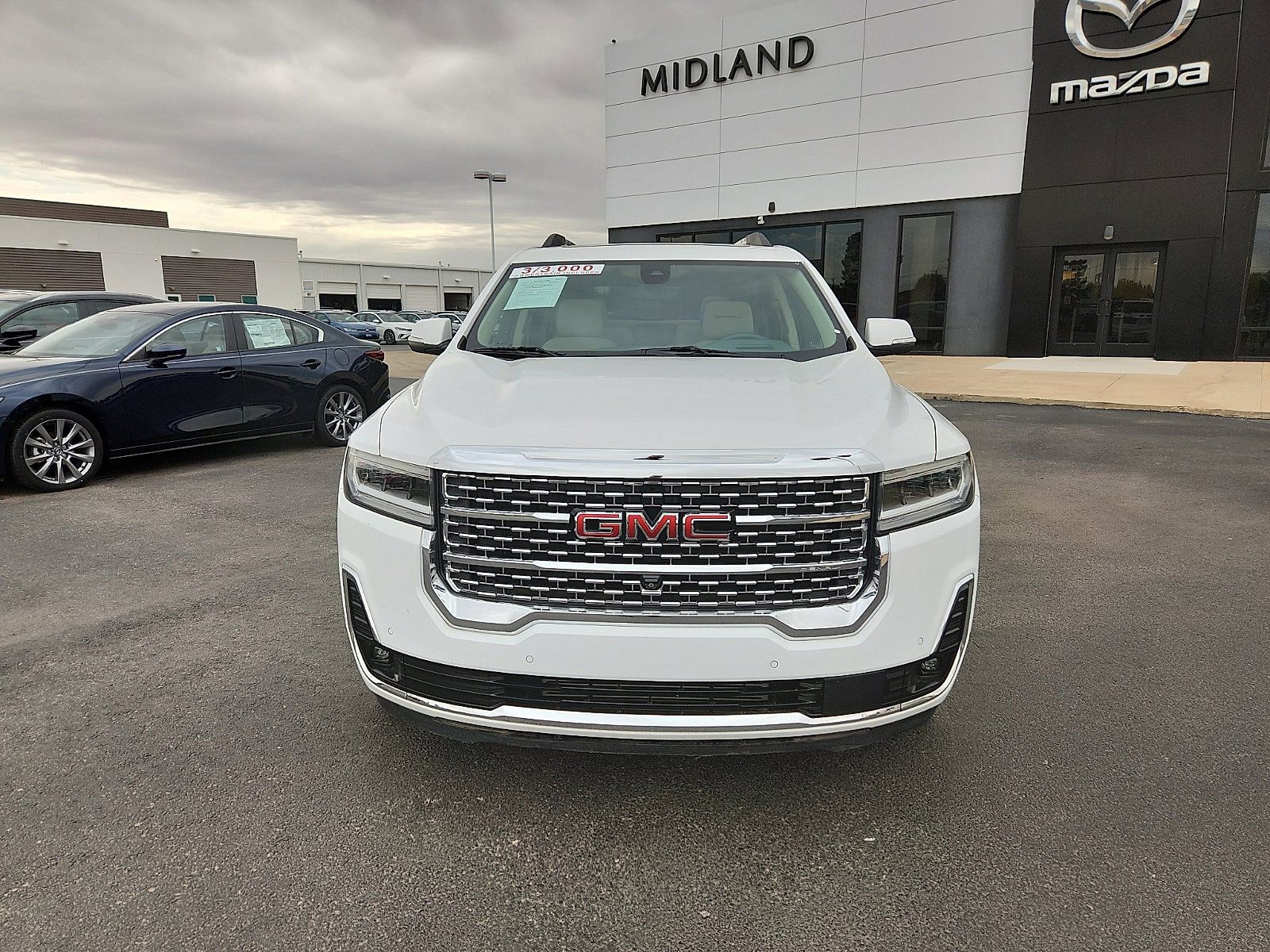 Used 2022 GMC Acadia Denali w/ Denali Ultimate Package FWD image 2