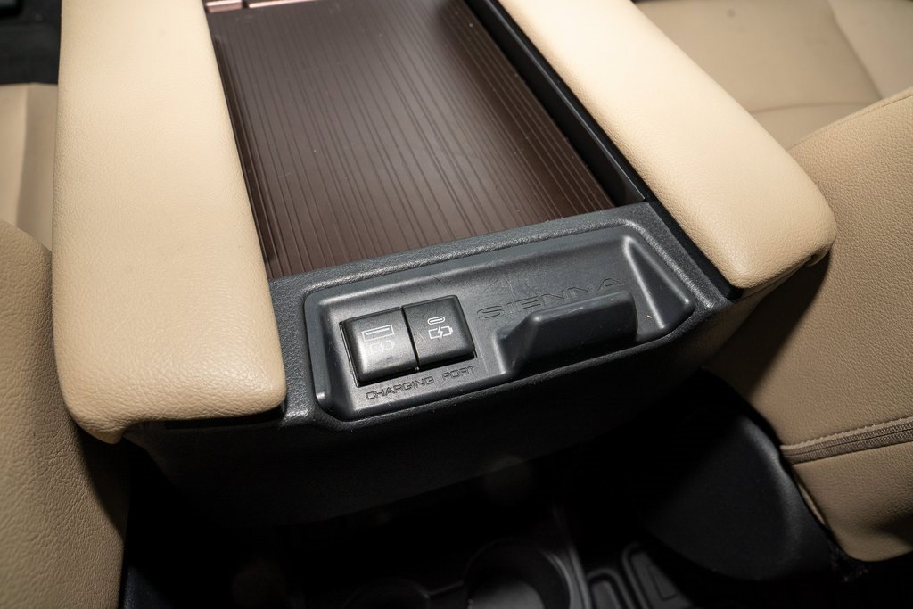 Used 2021 Toyota Sienna XLE image 8