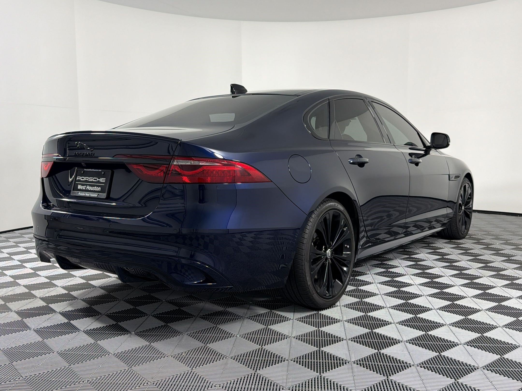 Used 2024 Jaguar XF R-Dynamic SE RWD image 9