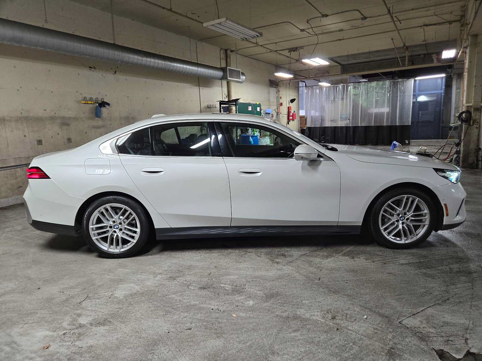 Used 2024 BMW 530i xDrive AWD/4WD image 2