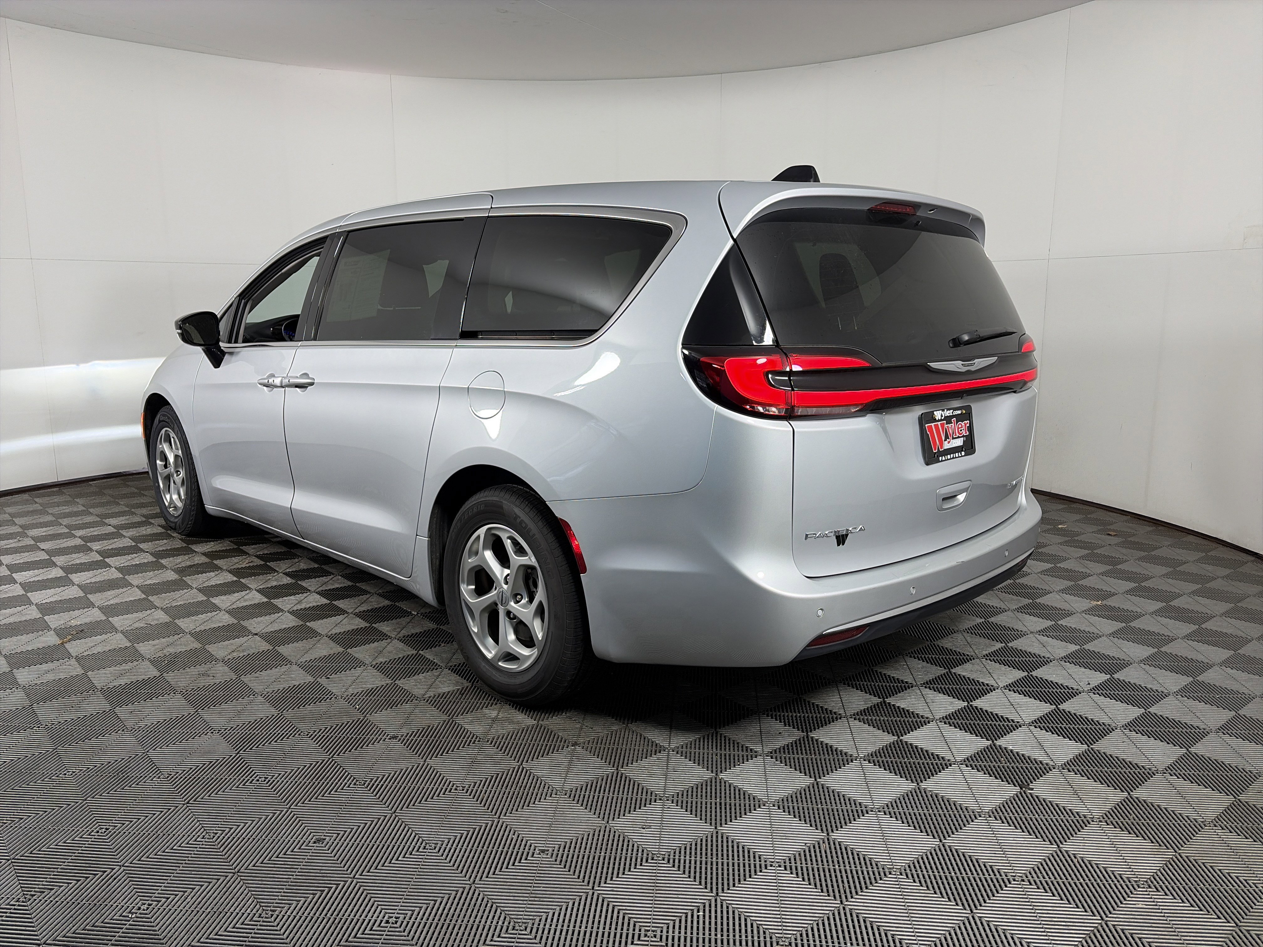 Used 2024 Chrysler Pacifica Limited image 15