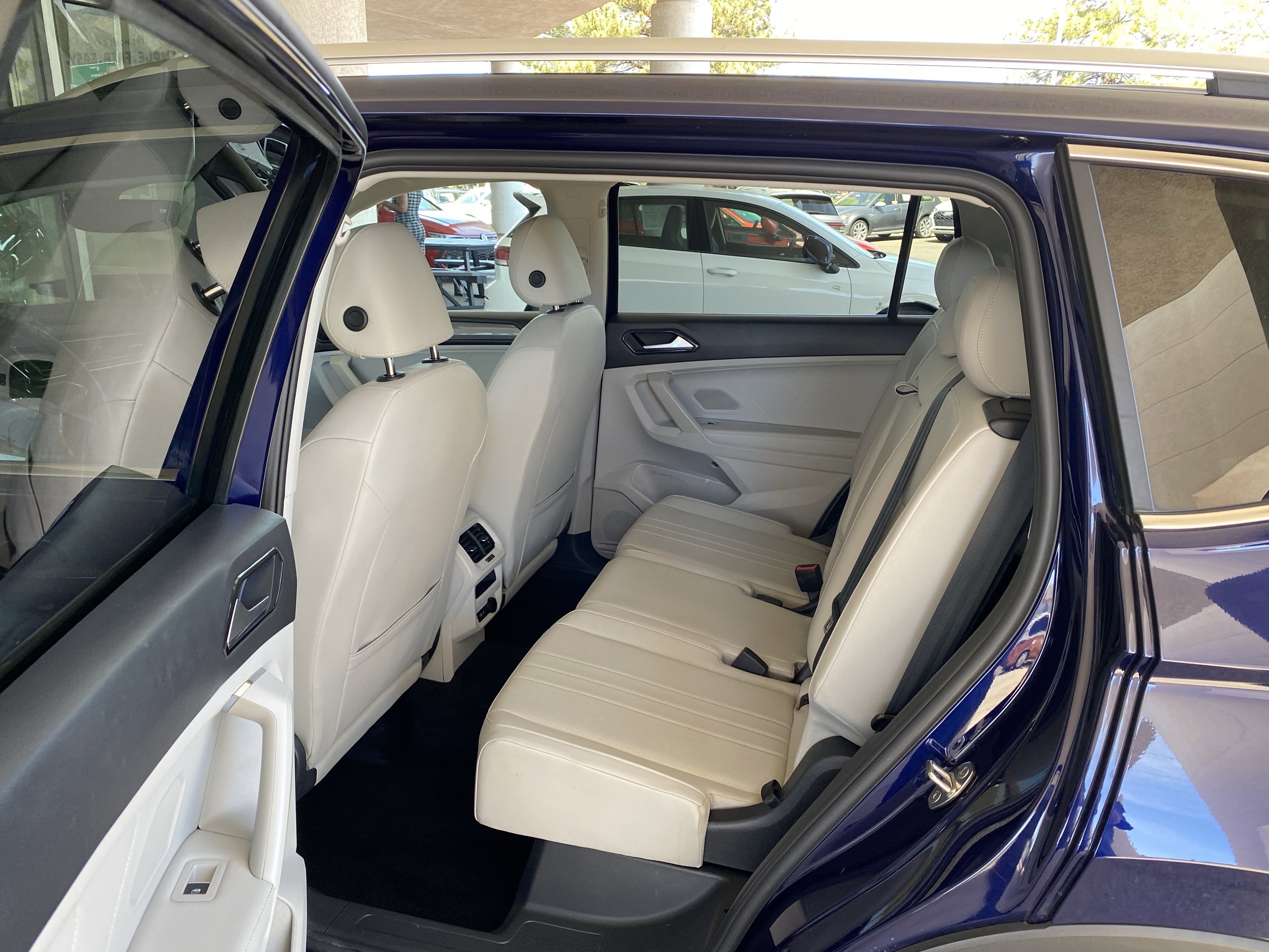 Used 2023 Volkswagen Tiguan SE w/ Panoramic Sunroof Package image 29