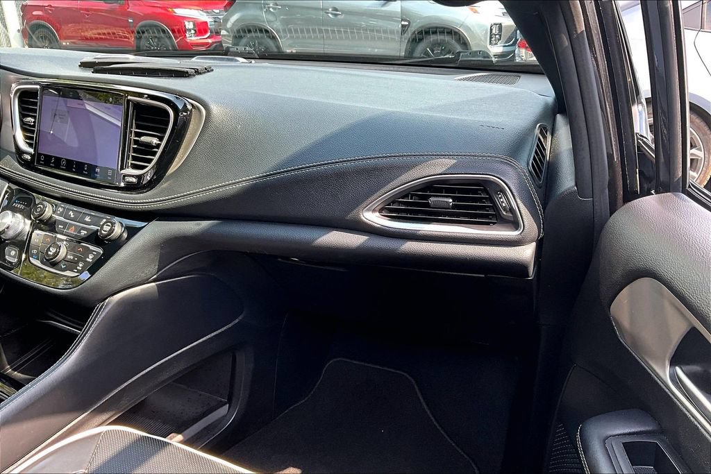 Used 2024 Chrysler Pacifica Premium FWD image 26