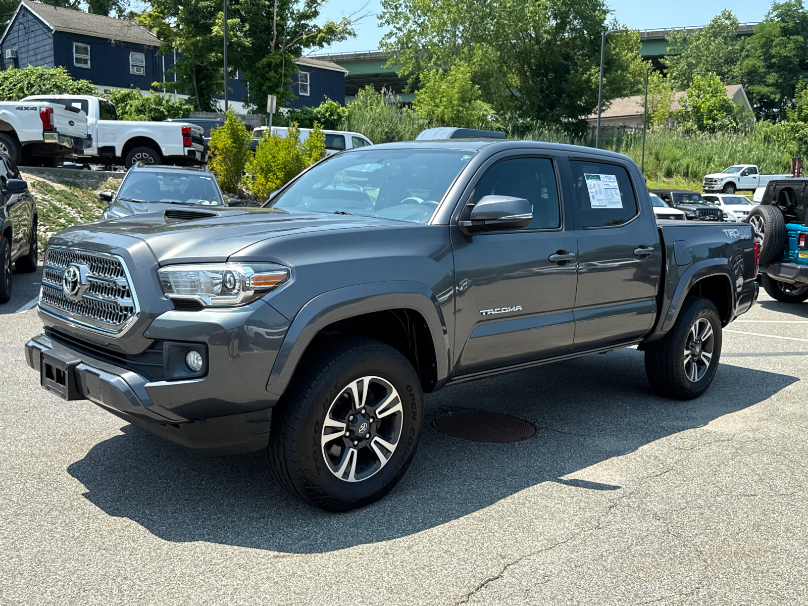 Used 2017 Toyota Tacoma TRD Sport w/ Tow Package (A/T) AWD/4WD image 3