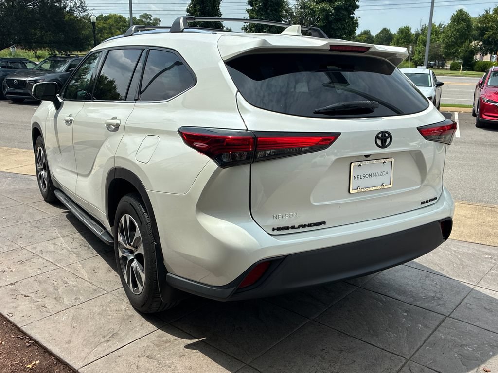 Used 2021 Toyota Highlander XLE AWD/4WD image 6