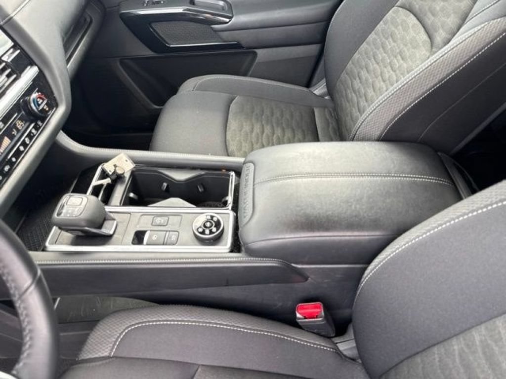 Used 2025 Nissan Pathfinder SV AWD/4WD image 21