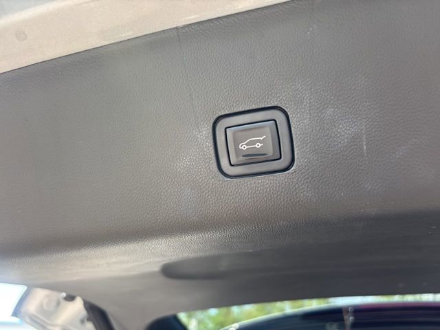 Used 2023 Chevrolet Traverse LT w/ Midnight/Sport Edition image 21