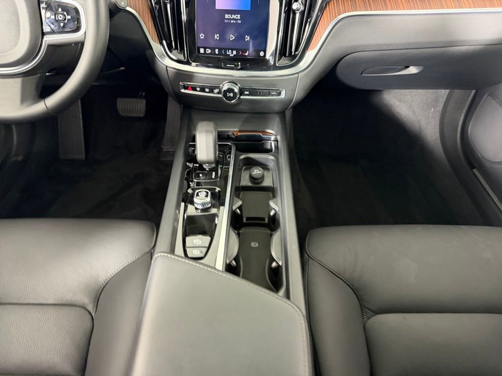 Used 2025 Volvo V60 B5 Cross Country Plus image 17