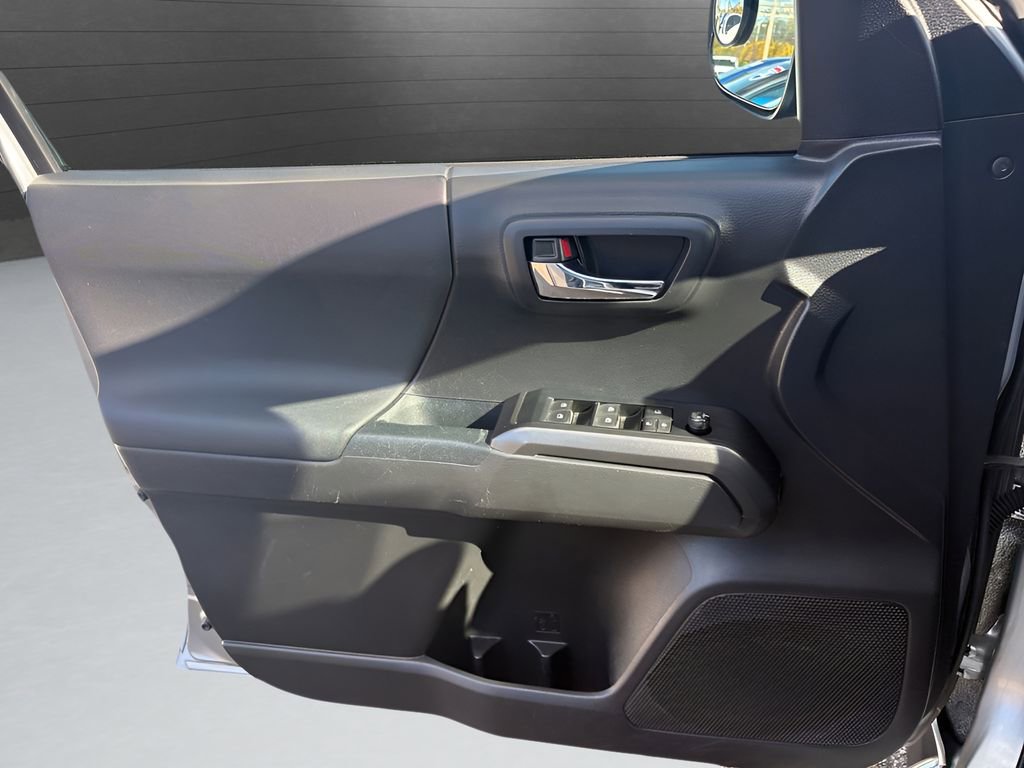 Used 2022 Toyota Tacoma TRD Off-Road image 26