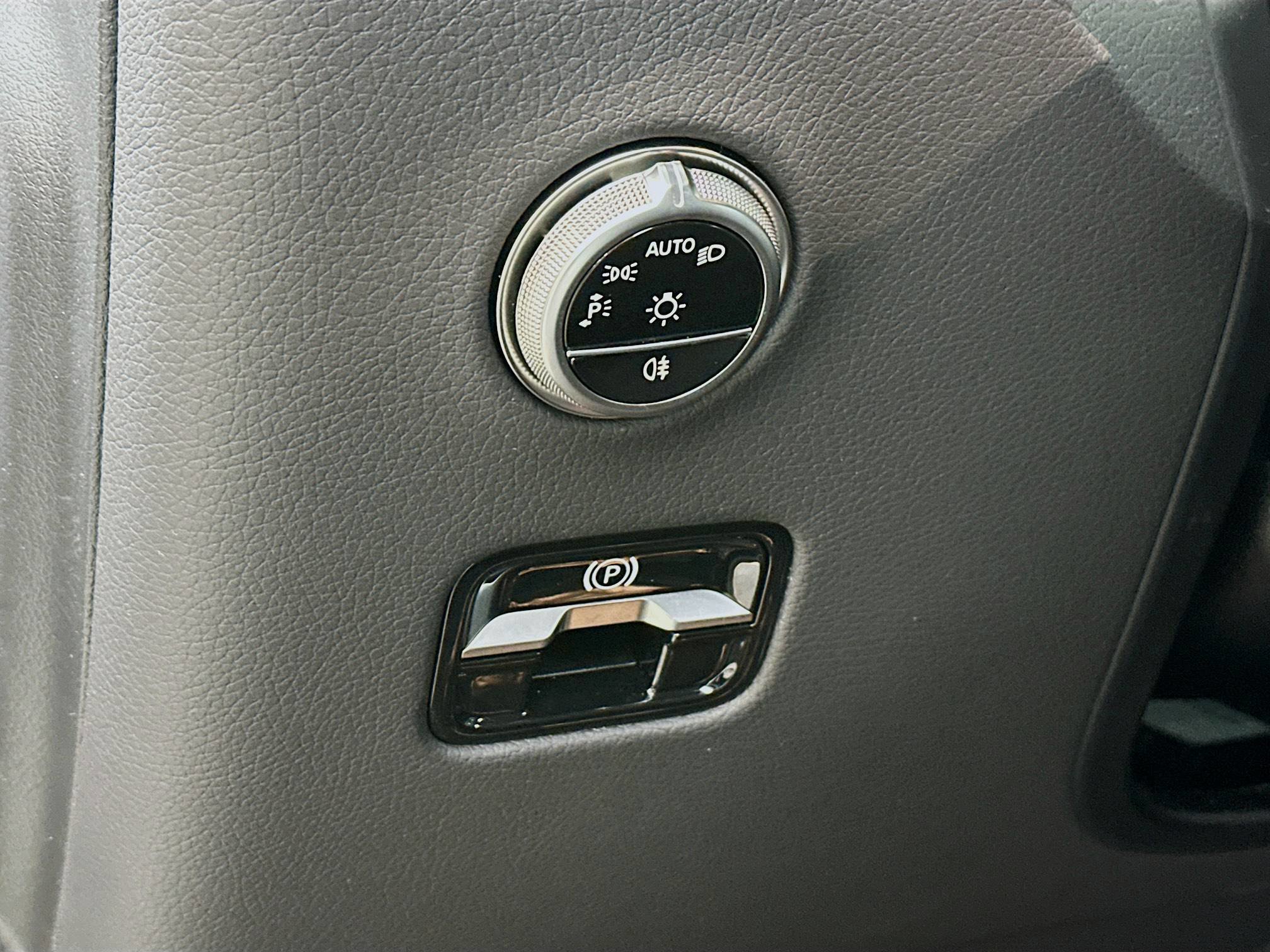 Used 2025 Mercedes-Benz GLC 300 4MATIC image 10