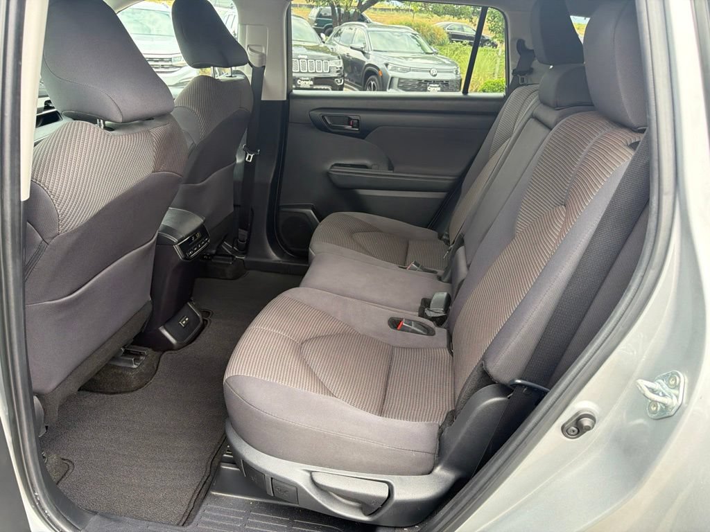 Used 2024 Toyota Highlander LE AWD/4WD image 18