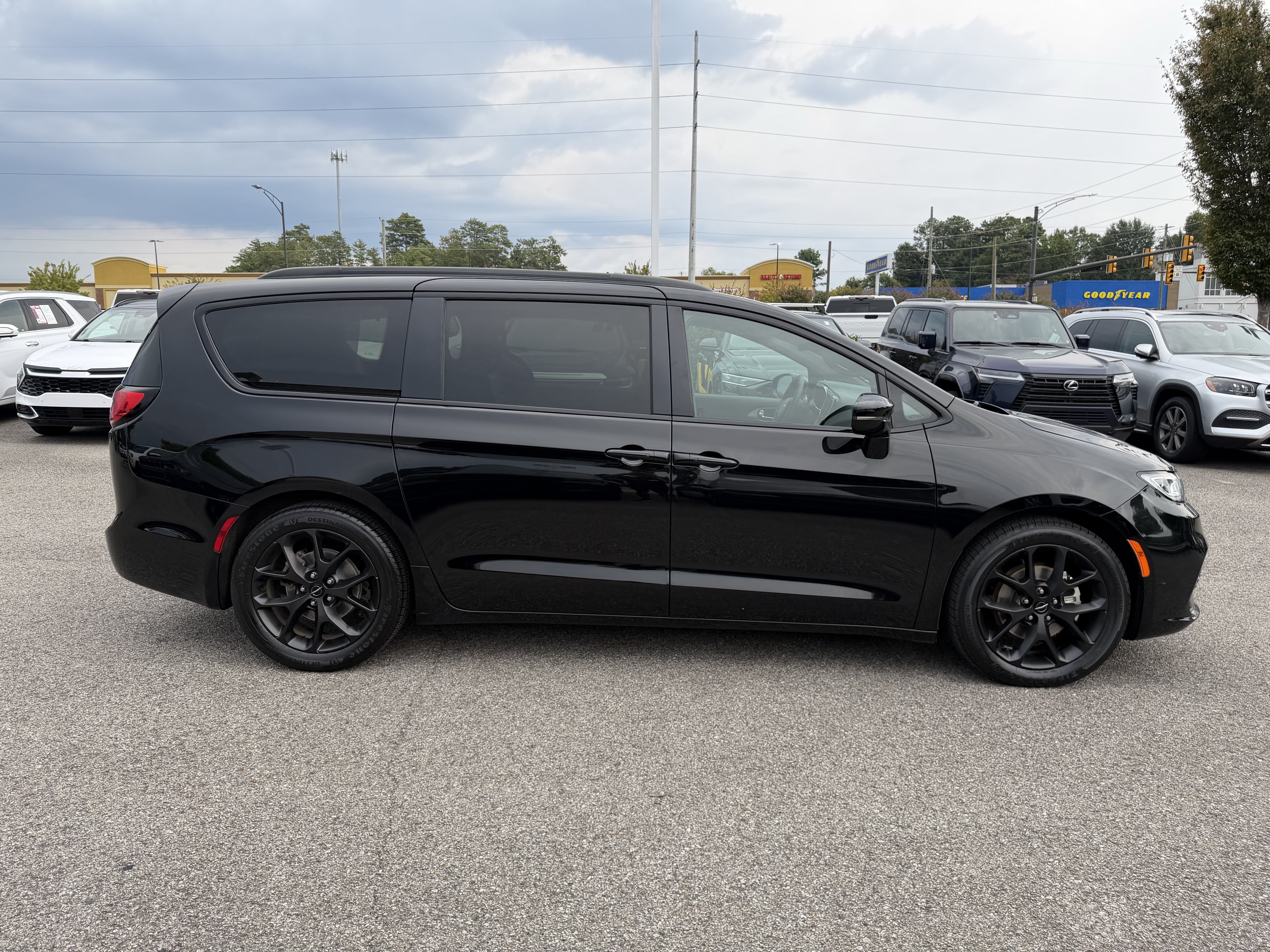 Used 2025 Chrysler Pacifica Limited FWD image 11